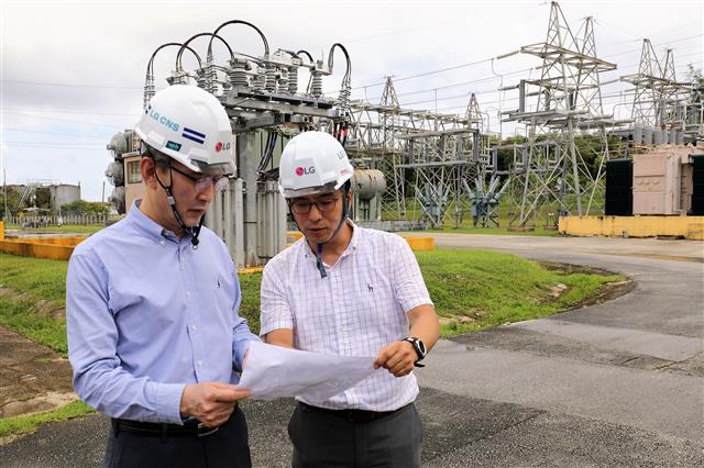 김영섭(왼쪽) LG CNS 사장이 미국 괌 자치령의 에너지저장장치(ESS) 시스템 구축 현장을 점검하고 있다. LG CNS 제공