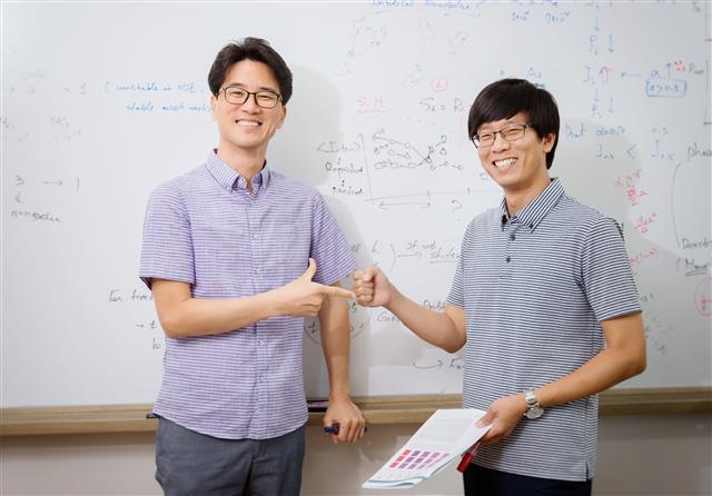 이번 연구를 주도한 장봉수(왼쪽) 교수와 박준표 박사가 경쟁 관계를 설명하는 수학적 모델을 설명하면서 가위바위보 게임을 하고 있다. UNIST 제공