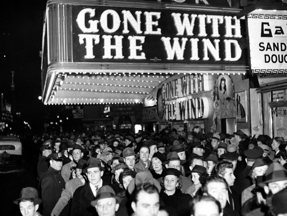 1939년 영화 ‘바람과 함께 사라지다’가 처음 상영될 당시 미국 뉴욕 브로드웨이 애스터 극장 앞에 사람들이 꽉 들어차 있는 모습. 뉴욕 AP 연합뉴스