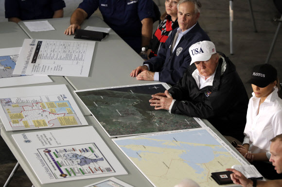 텍사스 수해상황 브리핑받는 트럼프