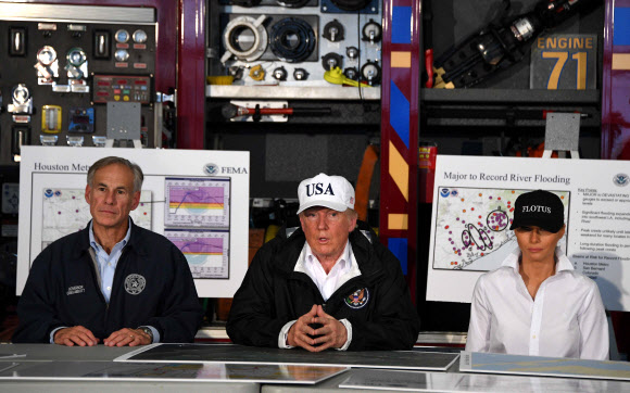 29일(현지시간) 허리케인 하비의 수해 현장에서 보고받고 있는 도널드 트럼프 미국 대통령.AFP 연합뉴스