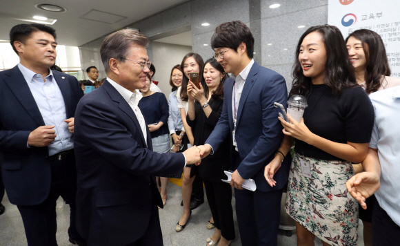 문재인 대통령이 30일 오후 정부세종청사에서 열린 핵심정책토의 참석을 위해 이동하다 직원들과 인사를 나누고 있다. 안주영 기자 jya@seoul.co.kr