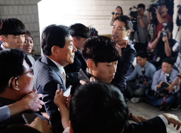 ’국가정보원 댓글사건’으로 기소된 원세훈 전 국정원장이 30일 오후 서울 고등법원에서 열린 파기환송심 선고공판에 출석하고 있다. 이호정 전문기자 hojeong@seoul.co.kr