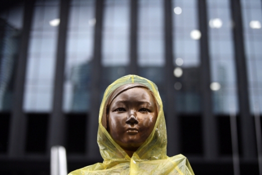 서울 종로구 옛 일본대사관 앞에 설치된 소녀상의 모습. 정연호 기자 tpgod@seoul.co.kr