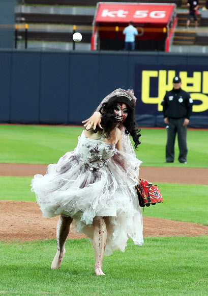 30일 오후 경기도 수원시 장안구 kt위즈파크에서 열린 2017 프로야구 kt 위즈와 NC 다이노스의 경기에서 에버랜드 핼러윈축제 ’블러드시티’ 좀비 연기자가 시구를 하고 있다.  에버랜드는 내달 7일부터 11월 5일까지 핼러윈축제를 진행한다.  연합뉴스