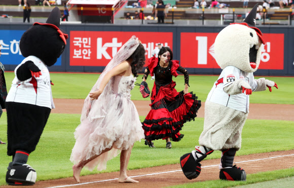 30일 오후 경기도 수원시 장안구 kt위즈파크에서 열린 2017 프로야구 kt 위즈와 NC 다이노스의 경기에서 에버랜드 핼러윈축제 ’블러드시티’ 좀비 연기자들이 시구를 마치고 퇴장하고 있다. 에버랜드는 내달 7일부터 11월 5일까지 핼러윈축제를 진행한다.  연합뉴스