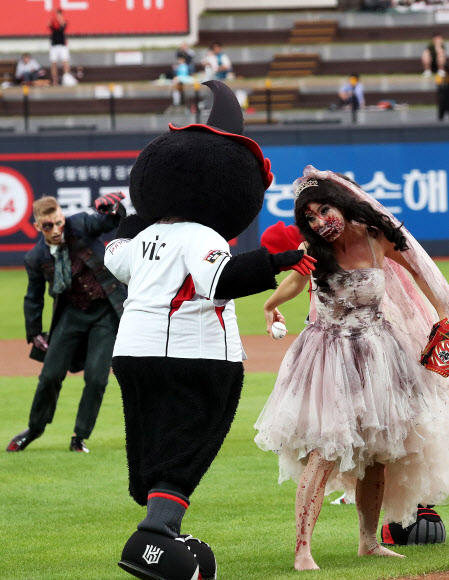 30일 오후 경기도 수원시 장안구 kt위즈파크에서 열린 2017 프로야구 kt 위즈와 NC 다이노스의 경기에서 에버랜드 핼러윈축제 ’블러드시티’ 좀비 연기자들이 시구를 마치고 퇴장하고 있다. 에버랜드는 내달 7일부터 11월 5일까지 핼러윈축제를 진행한다.  연합뉴스