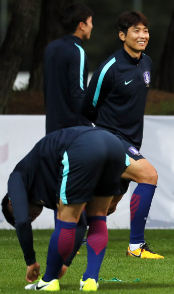 이란과의 러시아월드컵 최종예선을 하루 앞둔 30일 오후 파주 국가대표트레이닝센터(NFC)에서 열린 대표팀 훈련에서 이동국 등 선수들이 몸을 풀고 있다.  연합뉴스