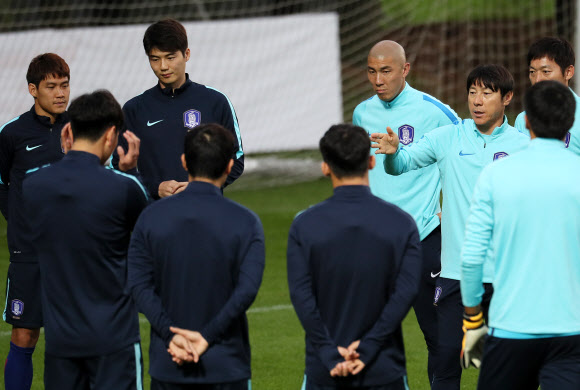 이란과의 러시아월드컵 최종예선을 하루 앞둔 30일 오후 파주 국가대표트레이닝센터(NFC)에서 열린 대표팀 훈련에서 신태용 감독이 선수들에게 지시하고 있다.  연합뉴스