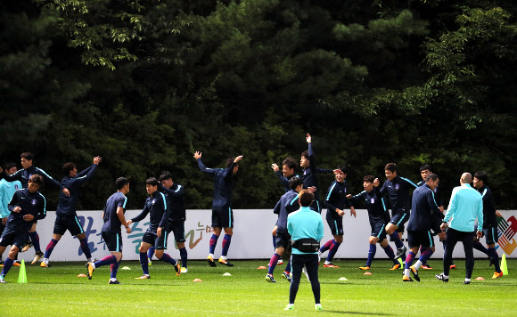 이란과의 러시아월드컵 최종예선을 하루 앞둔 30일 오후 파주 국가대표트레이닝센터(NFC)에서 열린 대표팀 훈련에서 선수들이 몸을 풀고 있다. 연합뉴스