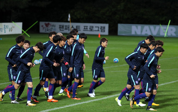 이란과의 러시아월드컵 최종예선을 하루 앞둔 30일 오후 파주 국가대표트레이닝센터(NFC)에서 열린 대표팀 훈련에서 선수들이 가볍게 몸을 풀며 달리고 있다.  연합뉴스