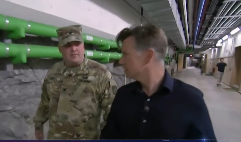 미군 대령의 안내로 서울 외곽 지하 벙커를 둘러보는 리처드 엥겔 미국 NBC 기자. NBC 캡처