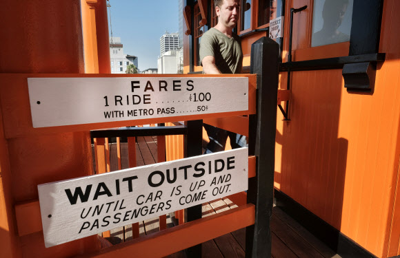 ‘앤젤스 플라이트(Angels Flight)’의 운행 요금이 적힌 안내판. AP 연합뉴스 