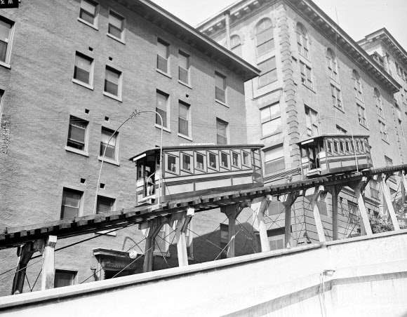 1945년에 촬영한 ‘앤젤스 플라이트(Angels Flight)’. AP 연합뉴스