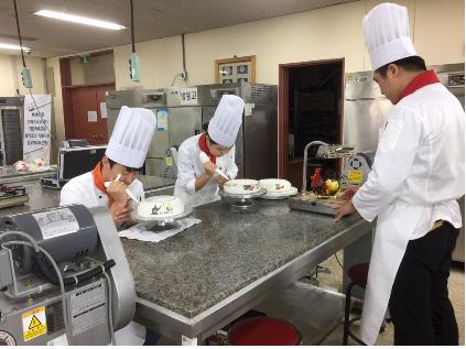 올 해 한국관광대학교 호텔제과제빵과는 신세계푸드, 파리크라상과 인재 육성 협약을 맺고 교과과정에 신세계푸드반과 파리그라상반을 편성해 운영 중이다. 이 과정을 수료한 학생은 특별한 문제가 없으면 졸업과 함께 취업이 보장된다.