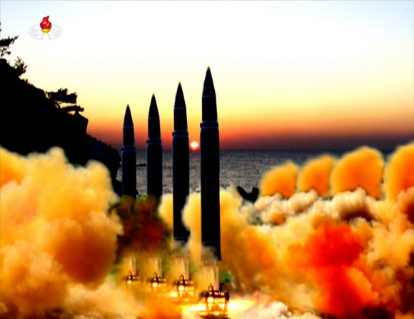 북한 TV, ’화성-14’ 추정 미사일 4발 동시발사 합성사진 공개