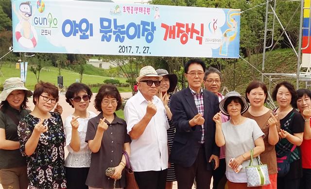 김 시장이 초막골생태공원 내 야외물놀이장 개장식을 마치고 시민들과 기념촬영을 하고 있다.<br>남상인 기자 sanginn@seoul.co.kr