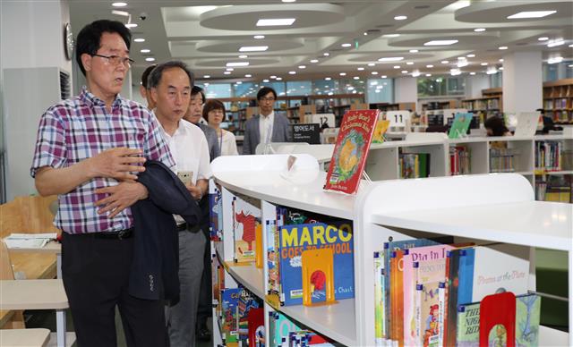 김 시장이 지난해 11월 리모델링을 마친 중앙도서관을 방문, 시설을 살펴보고 있다.<br>남상인 기자 sanginn@seoul.co.kr