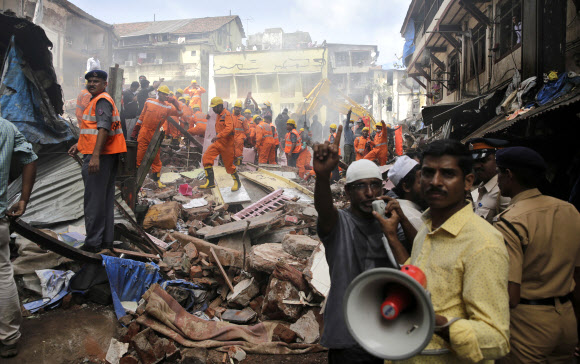 ‘물폭탄’ 인도 뭄바이 117년된 건물 붕괴… 16명 사망 