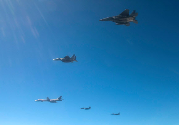 미국이 북한의 중장거리탄도미사일(IRBM) ’화성-12형’ 발사 도발에 대응해 지난달 31일 오후 전략무기인 장거리폭격기 B-1B ’랜서’ 2대와 최신예 스텔스 전투기 F-35B 4대를 한꺼번에 한반도 상공에 전개했다.  미 태평양사령부 제공=연합뉴스