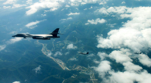 미국이 북한의 중장거리탄도미사일(IRBM) ’화성-12형’ 발사 도발에 대응해 지난달 31일 오후 전략무기인 장거리폭격기 B-1B ’랜서’ 2대와 최신예 스텔스 전투기 F-35B 4대를 한꺼번에 한반도 상공에 전개했다.  미 태평양사령부 제공=연합뉴스