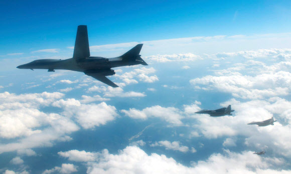 미국이 북한의 중장거리탄도미사일(IRBM) ’화성-12형’ 발사 도발에 대응해 지난달 31일 오후 전략무기인 장거리폭격기 B-1B ’랜서’ 2대와 최신예 스텔스 전투기 F-35B 4대를 한꺼번에 한반도 상공에 전개했다.  미 태평양사령부 제공=연합뉴스