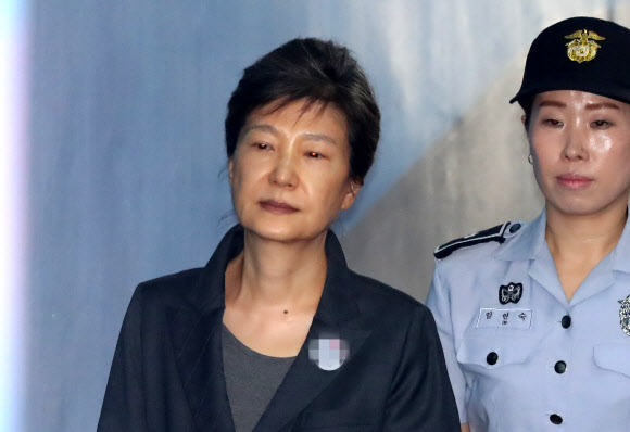 박근혜 전 대통령이 1일 오전 서울 서초구 서울중앙지법에서 열린 재판에 출석하고 있다.  연합뉴스