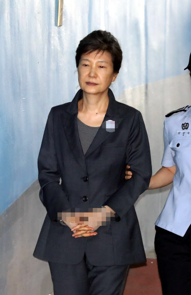 박근혜 전 대통령이 1일 오전 서울 서초구 서울중앙지법에서 열린 재판에 출석하고 있다.  연합뉴스