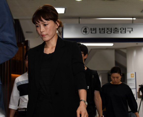 ’최순실게이트’ 청문회에 불출석 한 혐의로 불구속 기소된 윤전추 전 청와대 행정관과 박근혜 전 대통령의 미용사 정매주(오른쪽 끝)씨가1일 서울 서초동 서울중앙지법에서 열린 첫 공판에 참석하기 위해 법원으로 들어서고 있다.  연합뉴스