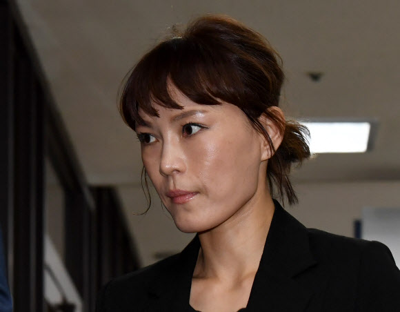 ’최순실게이트’ 청문회에 불출석 한 혐의로 불구속 기소된 윤전추 전 청와대 행정관이 1일 서울 서초동 서울중앙지법에서 열린 첫 공판에 참석하기 위해 법원으로 들어서고 있다. 연합뉴스