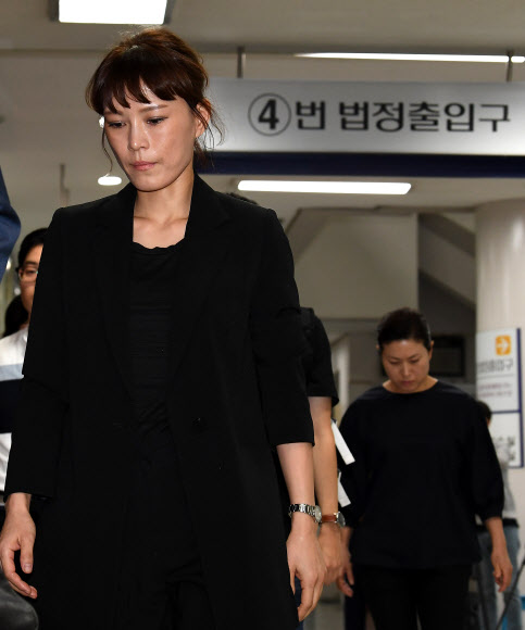 ‘최순실게이트’ 청문회에 불출석 한 혐의로 불구속 기소된 윤전추 전 청와대 행정관과 박근혜 전 대통령의 미용사 정매주(오른쪽 끝)씨가1일 서울 서초동 서울중앙지법에서 열린 첫 공판에 참석하기 위해 법원으로 들어서고 있다.  연합뉴스