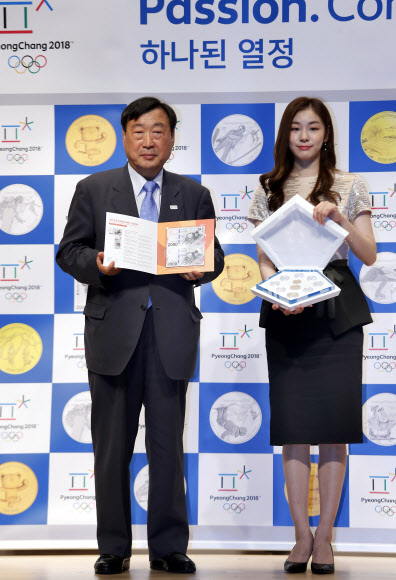 1일 오전 서울 서대문구 충정로 풍산빌딩에서 열린 2018 평창동계올림픽 기념은행권 및 기념주화(2차분) 실물 공개 발표회에서 평창동계올림픽 이희범 조직위원장과 김연아 홍보대사가 2천원권 기념지폐와 기념주화를 들고 포즈를 취하고 있다.이번에 발표되는 기념지폐와 기념주화는 9월 11~29일까지 11개의 지정 금융기관 전국지점과 판매대행사인 풍산화동양행을 통해 선착순 예약접수를 진행하고, 12월 11~15일까지 닷새 동안 교부할 예정이다.  연합뉴스