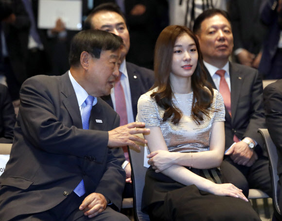 1일 오전 서울 서대문구 충정로 풍산빌딩에서 열린 2018 평창동계올림픽 기념은행권 및 기념주화(2차분) 실물 공개 발표회에서 평창동계올림픽 이희범 조직위원장과 김연아 홍보대사가  대화를 하고 있다. 연합뉴스