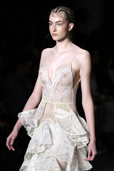 모델이 31일(현지시간) 브라질 상파울루에서 열리고 있는 ‘상파울루 패션 위크’중 디자이너 헬로 로차(Helo Rocha)의 컬렉션을 선보이고 있다. AP 연합뉴스