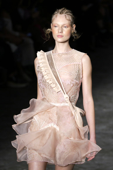 모델이 31일(현지시간) 브라질 상파울루에서 열리고 있는 ‘상파울루 패션 위크’중 디자이너 헬로 로차(Helo Rocha)의 컬렉션을 선보이고 있다. AP 연합뉴스