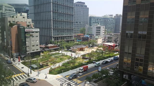 김영종 종로구청장은 지난해 5월 1호선 종각역~그랑서울~타워8~청진공원까지 350m 구간, D타워~KT~광화문역까지 240m 구간을 지하로 연결한 청진구역 지하보도 조성사업을 완성했다.<br>위로는 땅속에 묻혀 있던 주춧돌과 철거된 한옥 기와를 재활용해 1900년대 지적도를 따라 옛 건물터와 담장을 재현하는 식으로 청진공원을 조성했다. <br>종로구 제공