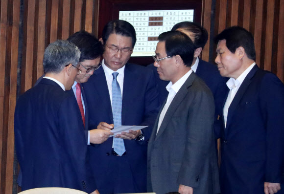 대화하는 여야 원내대표