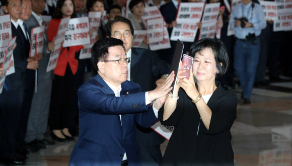 손혜원의 촬영과 김광림의 저지