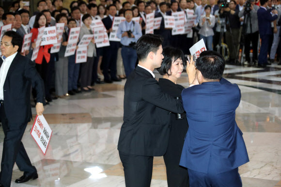 촬영하는 민주당, 저지하는 한국당