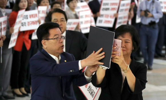 손혜원의 촬영과 김광림의 저지