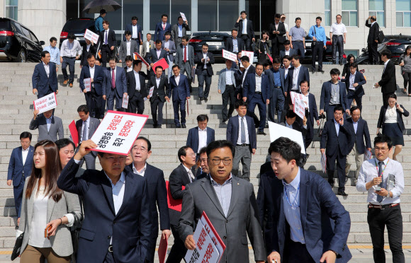 한국당 장외로...