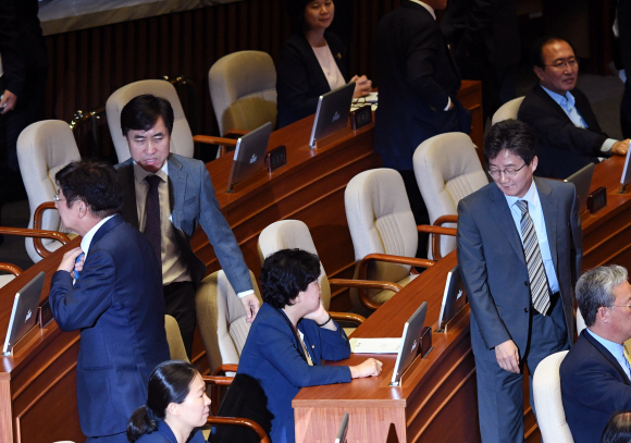 유승민, 하태경 바른정당 의원들이 4일 오전 여의독 국회 본회장에서 추미애 더불어민주당 대표의 교섭단체 대표 연설 도중 대북 정책 관련 내용에 대해 비난하고 퇴장하고 있다.  2017.09.04 강성남 선임기자 snk@seoul.co.kr