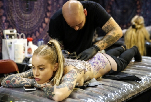 타투 아티스트가 3일(현지시간) 벨기에 리에주에서 열린 ‘타투 대회’에서 문신을 하고 있다. EPA 연합뉴스