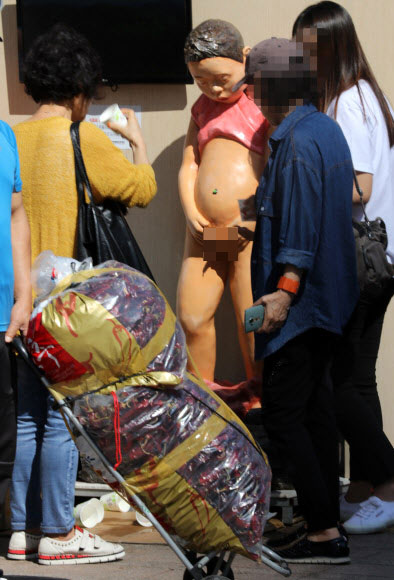 4일 오전 서울광장에서 열린 영양 고추 축제 행사장에 ‘벗은 아동’을 형상화한 음수대가 설치돼 있다. 벗은 아이 2명의 성기 부분에서 흘러나오는 물을 따라 마시게 한 구조로 논란이 일자 주최측은 오후에 급히 음수대를 철거했다. 연합뉴스