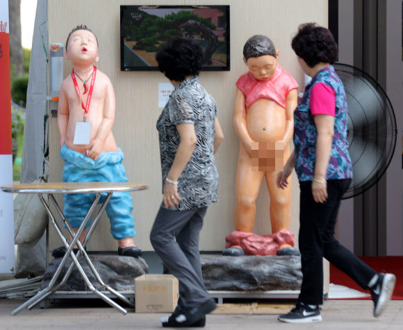 4일 오전 서울광장에서 열린 영양 고추 축제 행사장에 ‘벗은 아동’을 형상화한 음수대가 설치돼 있다. 벗은 아이 2명의 성기 부분에서 흘러나오는 물을 따라 마시게 한 구조로 논란이 일자 주최측은 오후에 급히 음수대를 철거했다. 연합뉴스
