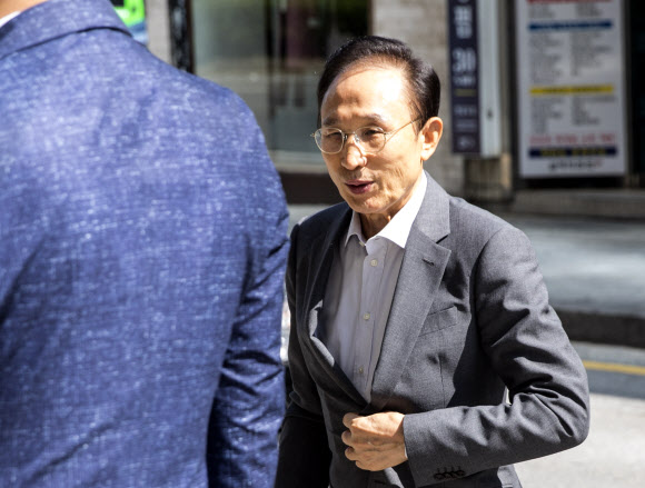 출근하는 이명박 전 대통령