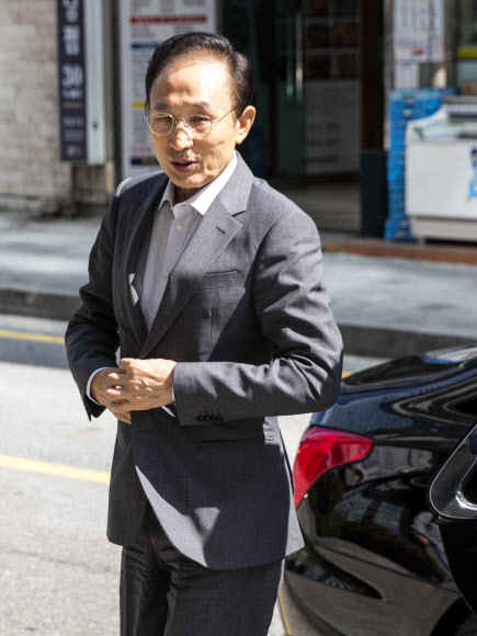관심 향하는 이명박 전 대통령