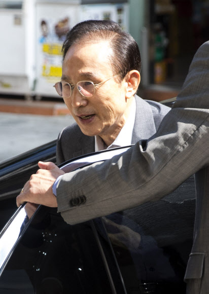 사무실 향하는 이명박 전 대통령