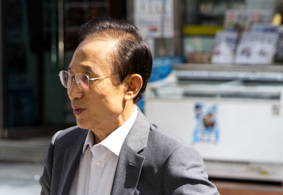 차에서 내리는 이명박 전 대통령