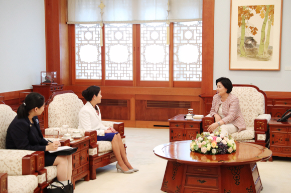 김정숙 여사는 4일 오후 1시 50분부터 3시까지 청와대 본관에서 美 메릴랜드州 경제사절단 단장 자격으로 방한한 유미 호건(Yumi Hogan) 메릴랜드 주지사 부인을 접견했다. 호건 여사는 지난 7월 미국 방문 때 가졌던 동포간담회에서 만난 이후 재회하는 것이다.청와대제공